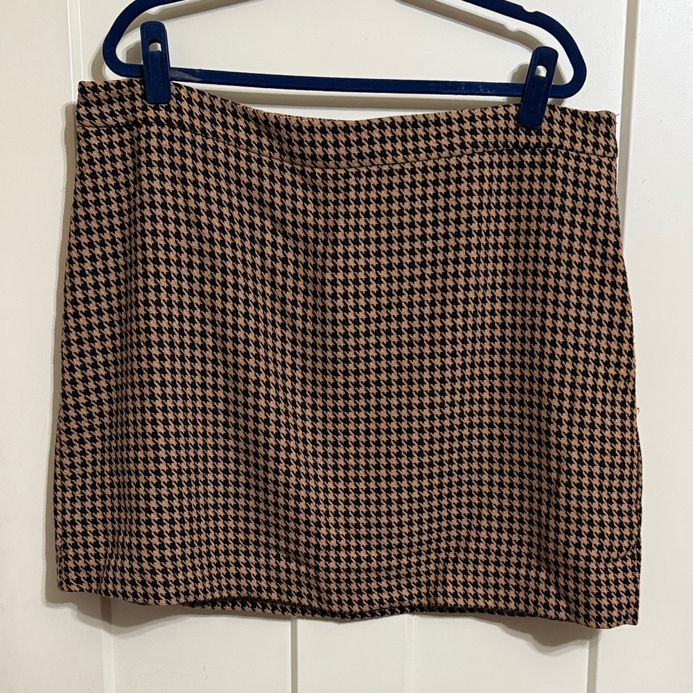 NWOT Nine West Houndstooth Tan and Black Women's Mini Skirt